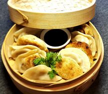 Жареные китайские пельмени со специальным соусом