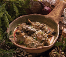 Печёнка в сливочном соусе тушёная с луком и грибами