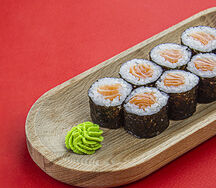 Маки ролл с лососем