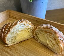 Круассан с заварным кремом