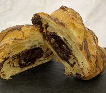 Круассан с клубникой