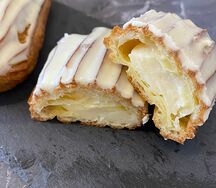 Эклер с заварным кремом