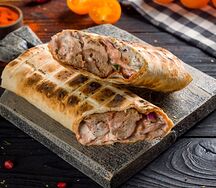 Люля-кебаб из говядины с овощами в лаваше