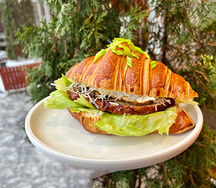 Круассан с бужениной и грибами