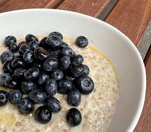 Овсянка на молоке с ягодами