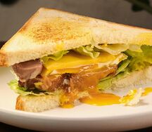 Сытный сэндвич с говядиной и яйцом