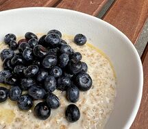 Овсянка на кокосовом молоке с ягодами