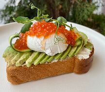 Тост с авокадо и красной икрой