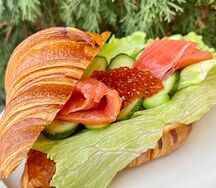 Круассан с форелью и икрой