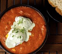 Турецкая шакшука с мятным йогуртом