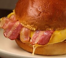 Булочка с беконом и скремблом