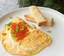 Омлет с моцареллой и красной икрой