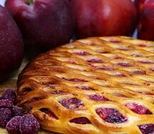 Пирог с вишней и яблоком