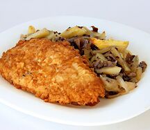 Отбивная куриная с картофелем, жаренная с грибами