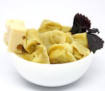 Пельмени с курицей, сыром и базиликом отварные