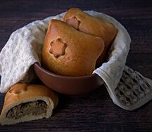 Пирожок с капустой и рыбой