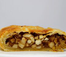 Штрудель с яблоком, корицей и изюмом