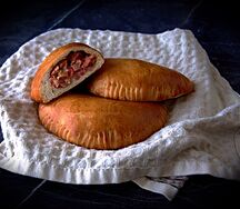 Закрытая пицца с колбасой