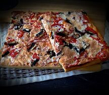 Пицца с ветчиной и грибами кусковая