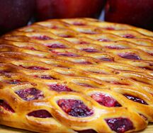 Пирог с яблоком, курагой и смородиной