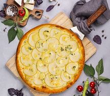 Пицца с грушей и горгонзолой