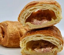 Слойка с ветчиной и сыром