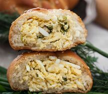 Пирожок с яйцом и луком