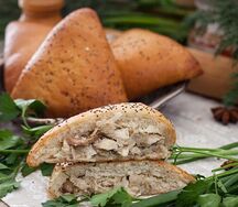 Пирожок с курицей и грибами