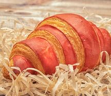 Круассан клубничный