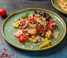 Омлет с сосиской и острым перцем