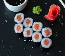 Ролл с лососем