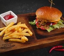 Бургер с говядиной и картофелем фр