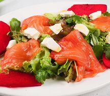 Малосольный лосось с рикоттой и пьяной грушей