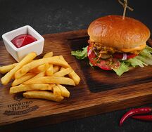 Бургер с курицей и картофелем фри