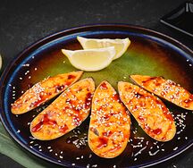 Мидии, запеченные с соусами яки и спайси