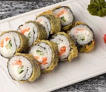 Ролл с лососем в темпуре