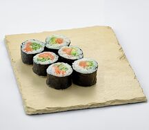 Маки с лососем и авокадо