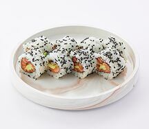 Ролл с лососем и авокадо