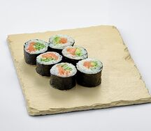 Маки с лососем и огурцом