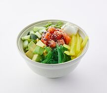 Боул с лососем и спайси соусом