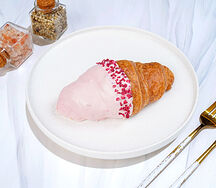 Круассан с малиной