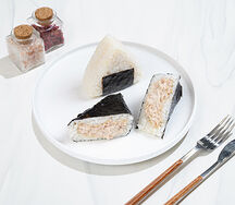 Онигири с тунцом