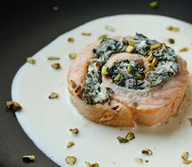 Лосось с фисташками, шпинатом и козьим сыром