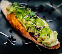 Брускетта с тартаром из лосося и мяса краба