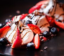 Безе без белка с земляничным пюре, крошкой какао, клубникой и голубикой