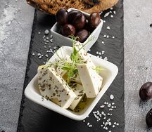 Греческий сыр с тостами и оливками