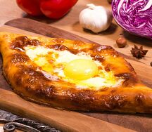 Хачапури по-аджарски с яйцом