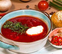 Борщ с говядиной и сметаной