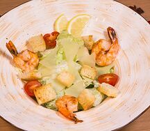 Цезарь с тигровыми креветками