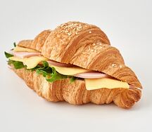 Зерновой круассан с сыром и ветчиной